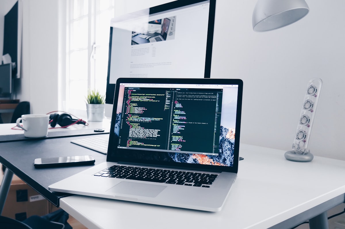 Layar laptop yang menampilkan baris kode pemrograman — representasi pengembang software yang bekerja dengan teknologi AI dan machine learning